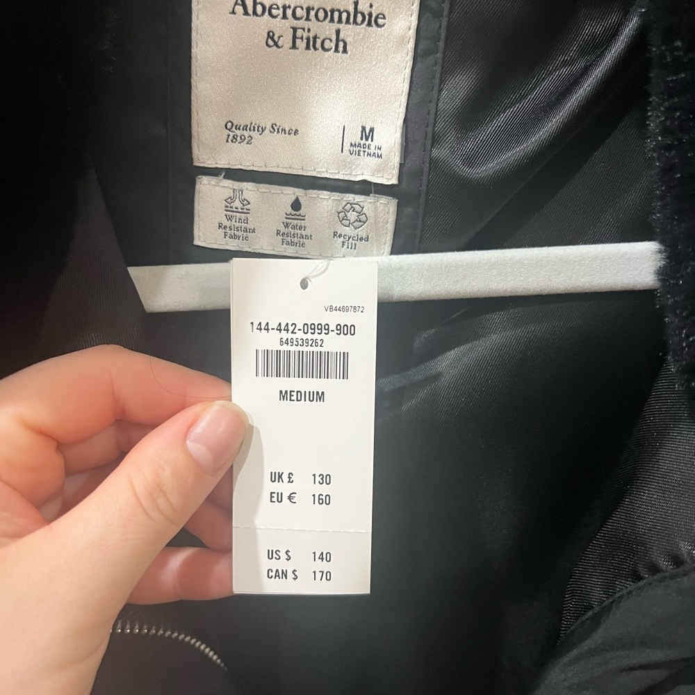 Abercrombie & Fitch Elevated Mini Puffer - Picture 3 of 3